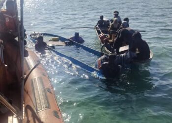 PASUKAN bomba menyelamatkan kesemua mangsa bot karam di perairan Pulau Tobo-Tobo, Semporna hari ini. - IHSAN BOMBA
