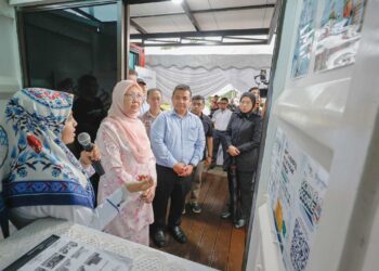 Dr. Zaliha Mustafa diberi penerangan mengenai Pusat Kitar Semula Pandu Lalu, di AEON BiG Wangsa Maju, Kuala Lumpur, Jumaat lalu. Turut kelihatan ialah Adam Saffian Ghazali (tiga dari kiri).