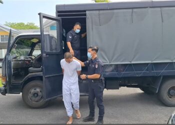 MUHAMMAD Fakrul Aiman Sajali diiringi polis ketika tiba di pekarangan Mahkamah Majistret Sungai Besar, di Sabak Bernam, Selangor, semalam. – UTUSAN /ISKANDAR SHAH MOHAMED