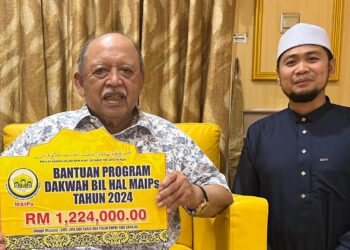 TUANKU Syed Sirajuddin Jamalullail (kiri) berkenan menyempurnakan simbolik penyerahan sumbangan berkenaan kepada Mohd Nazim Mohd Noor di Kangar, Perlis, baru-baru ini- UTUSAN.
