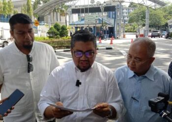 CHEGUBARD (tengah) Muhammad Zahid Md. Arip (kanan) hadir di Ibu Pejabat Polis Bukit Aman untuk dirakam keterangan berkaitan video yang didakwa menghina Yang di-Pertuan Agong.