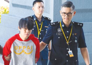 CHIOK Wai Loong dibawa ke Mahkamah Sesyen Kuala Lumpur, semalam. - UTUSAN/SHIDDIEQIIN ZON
