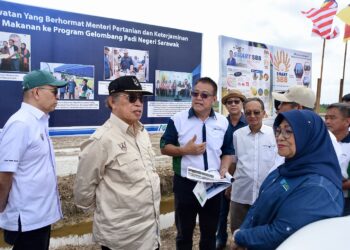 ABANG Johari Tun Openg (dua dari kiri) diberikan taklimat semasa lawatan kerjanya ke Pusat Pengeluaran dan Pemprosesan Benih Padi (SPPC) Stumbin, Sri Aman di Sarawak pada petang semalam.