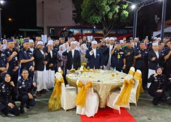 TUANKU Syed Faizuddin Putra Jamalullail bergambar bersama warga PDRM di IPD Tawau, semalam.-UTUSAN/SYED AZLAN SAYID HIZAR