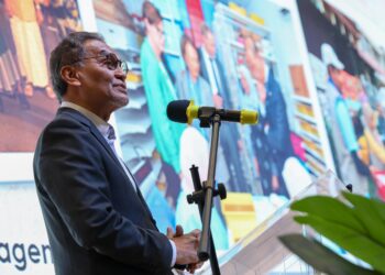 DR. Dzulkefly Ahmad menyampaikan ucapan perasmian Hari Keterlihatan Penyelidikan Denggi 2024 dengan kerjasama Drugs for Neglected Diseases Initiative (DNDi) dan Clinical Reserch Malaysia (CRM) di Institut Kesihatan Kebangsaan, Setia Alam, Selangor. - UTUSAN/SADDAM YUSOFF