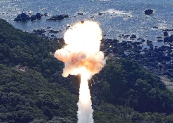 ROKET Kairos yang kecil dan bahan api pepejal meletup  selepas pelancaran sulungnya di landasan pelancaran Space One di hujung semenanjung Kii di bandar Kushimoto, wilayah Wakayama, Jepun. -REUTERS