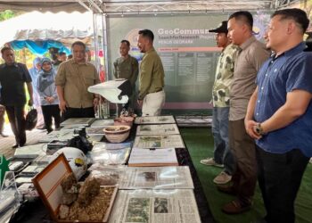 TUANKU Syed Faizuddin Putra Jamalullail (tiga dari kiri) berkenan melawat ke reruai Perlis Nature Xplorer (PNX) selepas Majlis Pemahsyuran Perlis Sebagai Geopark Kebangsaan di Taman Eko Rimba Bukit Ayer, Kangar, Perlis. -UTUSAN/ASYRAF MUHAMMAD