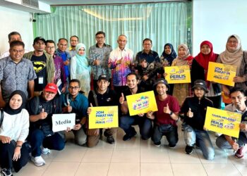 MOHD. Shukri Ramli bergambar bersama media selepas Mesyuarat Perbincangan Agenda Pelancongan dan Kerjasama Perlis Bersama Selatan Thailand di Hotel Yannaty, hari ini.-UTUSAN/IZLIZAN OTHMAN