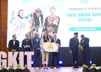 ANIS Amira Rosidi (empat dari kiri) menerima insentif disampaikan kerajaan negeri pada Majlis Penghargaan Atlet Negeri Perlis 2023 dan Pelancaran Road To Sukma dan Para Sukma Sarawak 2024 di Dewan Warisan, Kangar, Perlis semalam.- UTUSAN/ASYRAF MUHAMMAD