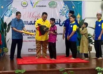 TUANKU Syed Faizuddin Putra Jamalullail (tiga dari kiri) berkenan menyampaikan sumbangan kepada penghuni Teratak Rahmat, Mata Ayer, Arau sewaktu Program Ramadan Kita Perlis 2024. -UTUSAN/ASYRAF MUHAMMAD