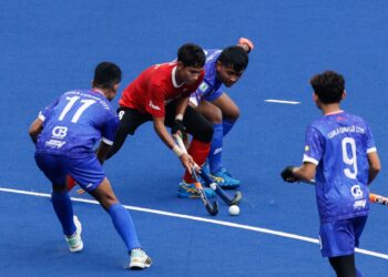 Pemain TNB, Muhammad Danish Aiman (tengah), diasak pemain KL City pada perlawanan suku akhir hoki Piala TNB, di Stadium Hoki Nasional Bukit Jalil, di sini hari ini. Foto: SHIDDIEQIIN ZON