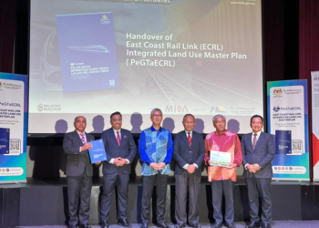 TENGKU Zafrul Tengku Abdul Aziz (tengah) pada seminar mengenai peluang pelaburan dan perniagaan projek pemecut ekonomi (EAP) - ECRL di sini, semalam.