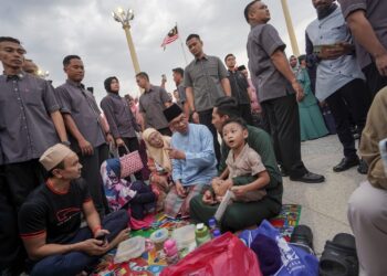 ANWAR Ibrahim beramah mesra denga orang ramai ketika hadir pada Program Majlis Iftar Madani (MIM) di Dataran Putra, Putrajaya. - UTUSAN/FAISOL MUSTAFA