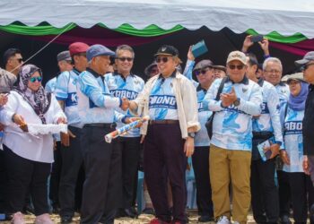 ABANG Johari Tun Openg merasmikan simbolik perasmian Majlis Penangguhan Kabong International Kite Festival 2024, di Dewan Pantai Tanjung Kemban, Kabong di Sarawak semalam.