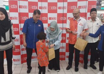 FADHLINA Sidek menyampaikan sumbangan bantuan raya kepada murid warga Putrajaya di Aeon Big Alamanda Putrajaya.