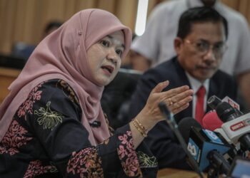 FADHLINA Sidek ketika sidang akhbar khas di KPM, Putrajaya. - UTUSAN/FAIZ ALIF ZUBIR