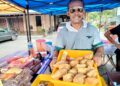RAMLI Basri menunjukkan kuih karipap gergasi yang dijual di Bazar Ramadan Pekan Ayer Baloi, di Pontian, Johor. UTUSAN/MUHAMMAD ZIKRI