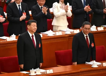 PEMIMPIN China, Xi Jinping (kiri) dan Perdana Menteri, Li Qiang (kanan) pada sesi pembukaan Kongres Rakyat Kebangsaan di Beijing, semalam.