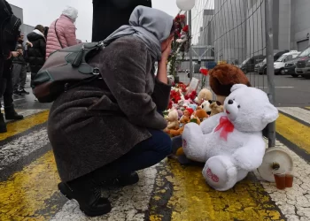 SEORANG wanita berkabung di sebuah tugu peringatan sementara di hadapan Dewan Bandaraya Crocus pada hari Sabtu, sehari selepas serangan senjata api di Krasnogorsk, di luar Moscow, mengorbankan sekurang-kurangnya 133 orang. -AFP