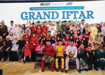 PENGURUSAN GNI Pharma Sdn. Bhd. dan selebriti jemputan bersama dengan asnaf yang diraikan pada Grand Iftar Meraikan Asnaf di Hotel Grand Hyatt, Kuala Lumpur, Isnin lalu.