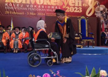 FADHLINA Sidek menyempurnakan penyampaian diploma kepada graduan dalam Majlis Konvokesyen Kolej Vokasional KPM Kali ke-8 2023 di Dewan Tuanku Canselor, USIM, Nilai,hari ini.-UTUSAN/NUR SHARIEZA ISMAIL