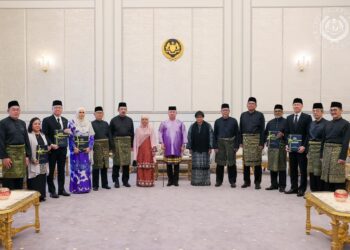 Sultan Ibrahim berkenan menerima mengadap dan mengurniakan surat cara pelantikan kepada Hakim Mahkamah Persekutuan dan Hakim Mahkamah Tinggi, di Istana Negara, hari ini. -FB Istana Negara
