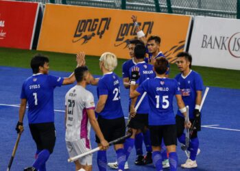 PEMAIN-pemain TNB meraikan jaringan gol pada perlawanan separuh akhir kedua Piala TNB menentang UiTM, di Stadium Hoki Nasional Bukit Jalil, malam tadi. - UTUSAN/SHIDIEQIIN ZON