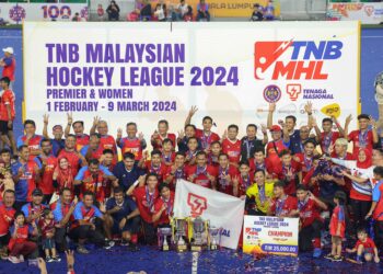 PASUKAN Tenaga Nasional Berhad (TNB) meraikan kemenangan treble selepas menjuarai Piala TNB 2024 menewaskan Pasukan Hoki Terengganu (THT) 4-2 pada perlawanan akhir di Stadium Hoki Nasional Bukit Jalil, Kuala Lumpur, kelmarin. – UTUSAN/FARIZ RUSADIO