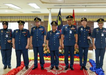 NOR Hisham Mohammad (tiga dari kanan) pada Majlis Anugerah Perkhidmatan Cemerlang Tahun 2023, Sijil Perkhidmatan 30 Tahun dan Sijil Perkhidmatan Terpuji JBPM Negeri Perak di Ipoh hari ini. - UTUSAN/MUHAMAD NAZREEN SYAH MUSTHAFA