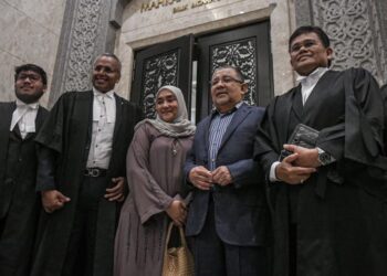 MOHD. Isa Abdul Samad dan isteri, Bibi Sharliza Mohd. Khalid bergambar bersama barisan penguam ketika keluar dari Mahkamah Rayuan selepas dilepas dan dibebaskan berkaitan sembilan pertuduhan rasuah berjumlah RM3 juta berkaitan pembelian hotel di Sarawak. - UTYUSAn/FAIZ ALIF ZUBIR