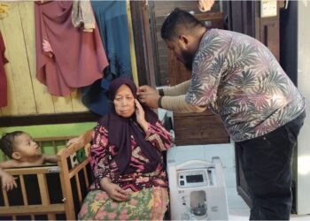 ARTIQ Shukri Bakar turut menjaga ibu mentuanya yang sakit 
di Kampung Batu, Rembau. – UTUSAN/NOR AINNA HAMZAH