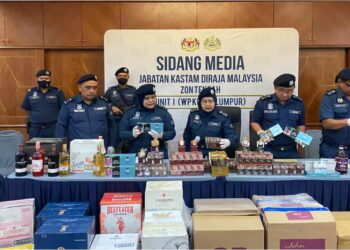 NORLELA  ISMAIL(tengah) menunjukkan barang rampasan elektronik dan kontraban di Kompleks  Kastam Wilayah Persekutuan Kuala Lumpur, hari ini. - UTUSAN/ AMINNUDIN LOKMAN HAKIM