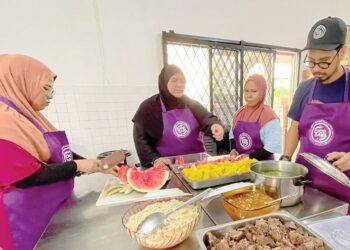 MOHD. Azrul Mohd. Razak (kanan) bersama sukarelawan menyediakan juadah berbuka puasa di Kafe Makan Percuma, Jalan Sultanah, Alor Setar, Kedah.