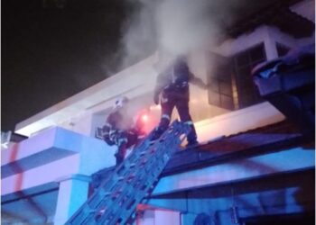 ANGGOTA bomba memadam kebakaran sebuah rumah di  di Jalan S21/18, Damansara Utama
