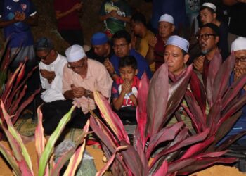 ATTAR Azim  Syukran Jamil (tengah) pada pengebumian jenazah ibu, bapa dan dua adiknya di Tanah Perkuburan Islam Felda Trolak Utara, Sungkai. - UTUSAN
