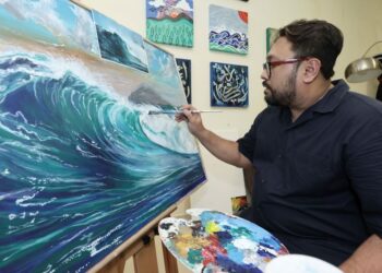 PELUKIS khat, Yazri Izwan menghasilkan lukisan abstrak pemandangan laut di kediamannya di Putrajaya. - UTUSAN/ AMIR KHALID