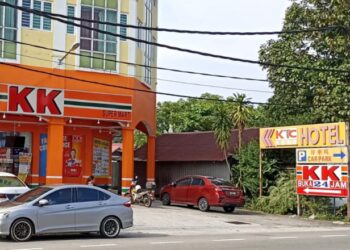 KEDAI serbaneka KK Mart di Jalan Bruseh, Bidor yang dibaling objek berisi minyak tanah hari ini. - UTUSAN