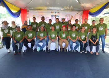 FADLUN Mak Ujud (duduk empat dari kiri) bersama barisan KMP dan kakitangan PPj ketika program Bubur Lambuk, Putrajaya.