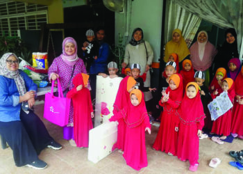 Pengurus Kanan Plaza Shah Alam, Azura Mokhtar (dua dari kiri) dan kakitangannya bersama penghuni Rumah Amal Firdaus, Denai Alam, Shah Alam baru-baru ini.