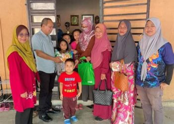 RAZAK Daud menyampaikan sumbangan barang keperluan dapur kepada seorang ibu tunggal di Felda Jengka 24, Jerantut, Pahang baru-baru ini. – UTUSAN/HARIS FADILAH AHMAD