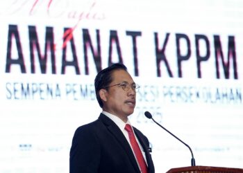 AZMAN Adnan ketika berucap pada Majlis Amanat KPPM sempena Pembukaan Sesi Persekolahan 2024/2025 di Putrajaya. - UTUSAN/FAISOL MUSTAFA