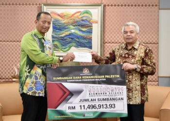 NIK Nasarudin Mohd Zawawi menyerahkan cek dana sumbangan Palestin kepada Amran Mohd Zin. - FOTO KPM