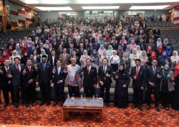 AZMAN Adnan (depan tengah) bergambar bersama pengurusan tertinggi KPM di Kompleks E, Putrajaya. - UTUSAN/FAISOL MUSTAFA