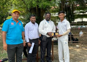 ASYRAF Azmi (kanan) menerima anugerah pemain terbaik perlawanan daripada pengadil Mathan Kumar Muniandy di Victoria Oval, Kuala Lumpur, semalam. Turut sama ialah pengurus perlawanan, Muammar Isaruddin Mat Isa (kiri) dan pengadil Denish Sevakumaran.
