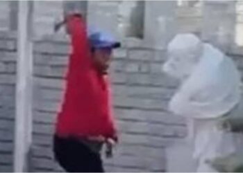 SUSPEK yang dilaporkan merosakan satu patung batu pameran di sebuah rumah ibadat di Taman Rekamas di Simpang Renggam pada 13 Mac baru-baru ini.