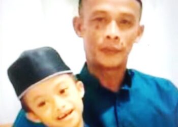 GAMBAR kenangan Muhamad Izhar di samping bapanya, Arshad Mahamad.