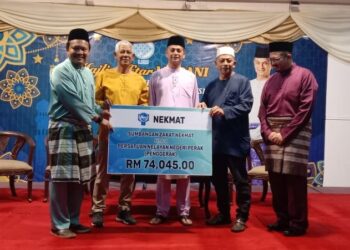 AZRIN Shah Ismail (kiri) menyerahkan replika cek zakat NEKMAT kepada Mansor Yusuf (kanan) disaksikan Muhammad Faiz Fadzil. - UTUSAN
