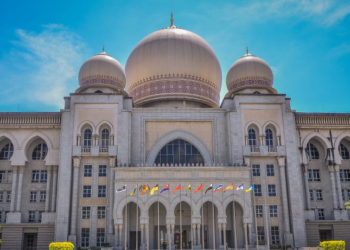 Mahkamah Rayuan semalam menolak rayuan Kerajaan Malaysia untuk kurangkan ganti rugi kepada seorang kanak-kanak perempuan berusia tiga tahun yang lumpuh akibat kecuaian hospital ketika dilahirkan.