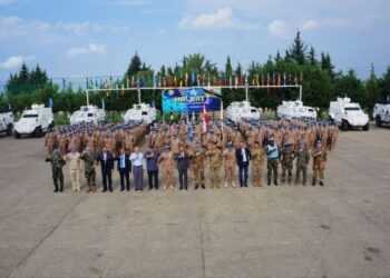 PERBARISAN ketibaan pasukan Mallbatt 850-11 di Kem Marakah, Lubnan tahun lalu yang disambut Duta Besar Malaysia, Azri Mat Yaacob. - FOTO IHSAN WISMA PUTRA