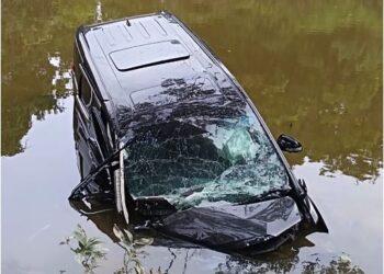KEADAAN kenderaan dipandu mangsa yang terjunam ke dalam sungai di hulu Sungai Sedili di Jalan Kota Tinggi-Mersing, Felcra Sungai Ara semalam selepas disyaki terbabas.